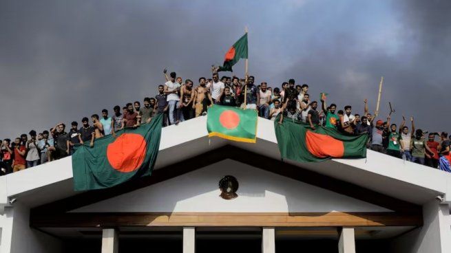 La primera ministra de Bangladesh dimitió a su puesto y los manifestantes tomaron el palacio residencial.