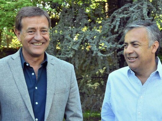 El gobernador electro de Mendoza, Rodolfo Suarez, y el actual gobernador, Alfredo Cornejo.