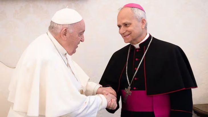 El papa Francisco junto a Robert Prevost, hoy León XIV.