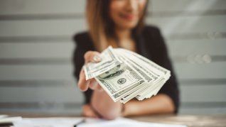 dolar tarjeta: la brecha con el mep toco minimos de casi dos meses