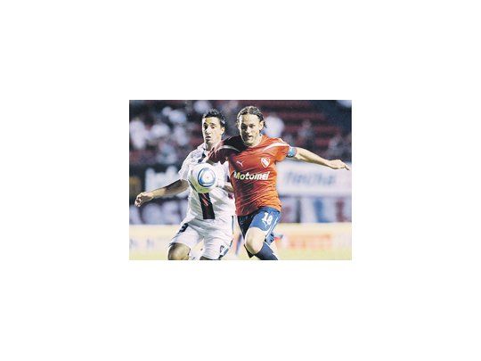 Milito le gana la pelota a Salgueiro. En un partido luchado, Independiente sumó tres puntos vitales para seguir con chances de jugar la Copa Libertadores.