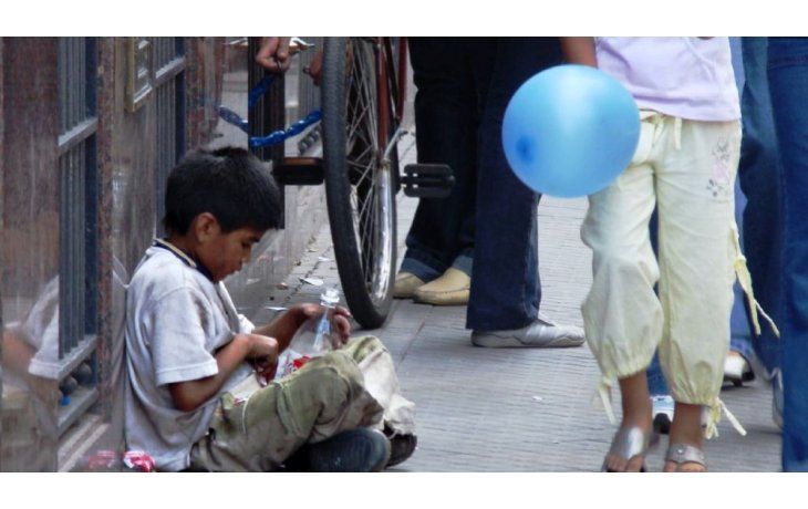 ámbito.com | Preocupante: crece la pobreza y un 33,8% de los niños se alimenta en comedores