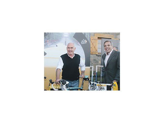 El gobernador Sapag compartió el cierre del Tour de France con el ministro Enrique Meyer.