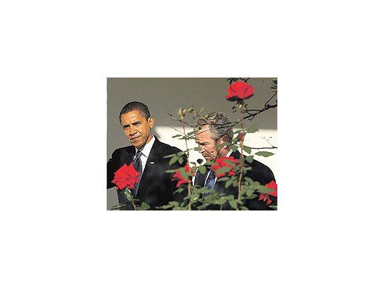 Barack Obama y George W. Bush ayer, durante su encuentro en la Casa Blanca. El primerollega al poder con una popularidad de 70%; el segundo se va con una aprobación de 27%,un mínimo histórico.