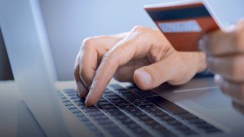 el gobierno aumento 69% el reintegro para compras con debito
