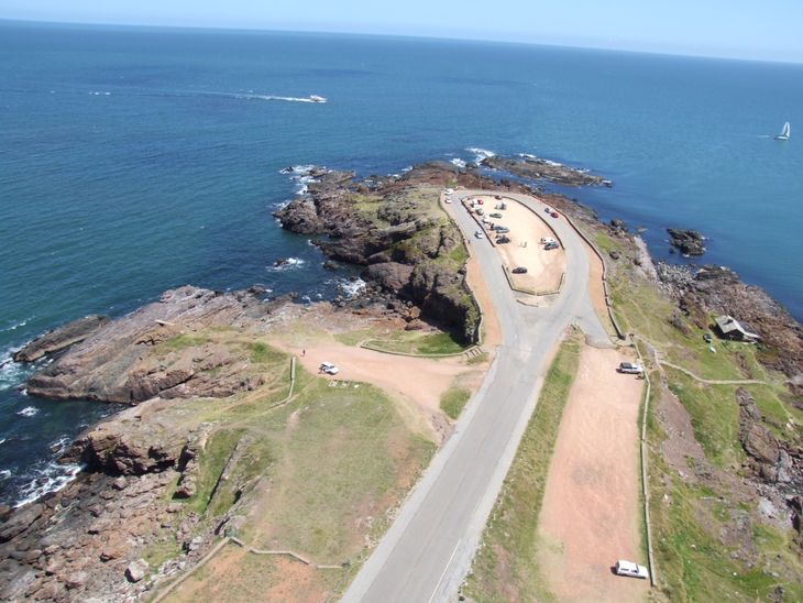 El proyecto inmobiliario en Punta Ballena fue rechazado incluso por el intendente de Maldonado, Enrique Antía, por los daños que generará en el icónico balneario uruguayo. El proyecto inmobiliario en Punta Ballena fue rechazado incluso por el intendente de Maldonado, Enrique Antía, por los daños que generará en el icónico balneario uruguayo.