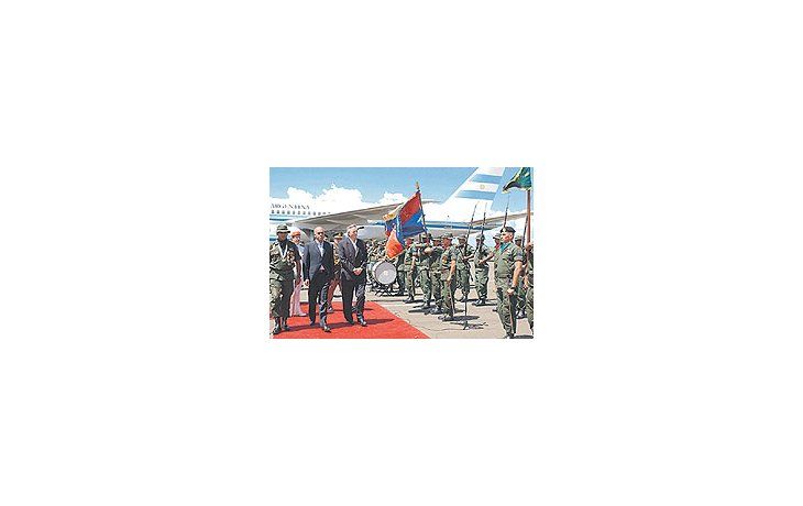 El vicepresidentevenezolano,JorgeRodríguez, yuna guardiamilitarrecibieronayer aKirchner asu arribo aPuertoOrdaz.