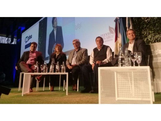 El segmento estuvo protagonizado este viernes por el ministro de Agroindustria de la provincia de Córdoba, Sergio Busso, el titular de la comisión de Agroindustria de la Cámara de Diputados de la Nación, Gilberto Alegre, la diputada Myrian Juárez, presidenta de la comisión de Economías y Desarrollo Regional y Alfredo de Angeli, titular de la comisión de Agricultura, Ganadería y Pesca del Senado.
