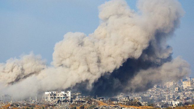 El humo se eleva desde Gaza después de una explosión.