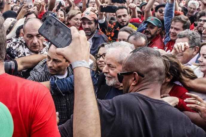 Lula libre, deja la prisión de Curitiba.