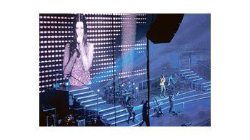 La cantante italiana demostró que su enorme convocatoria (más de 10.000 personas en GEBA) no es sólo producto del marketing, con un show de puesta espectacular y rodeada de buenos músicos.