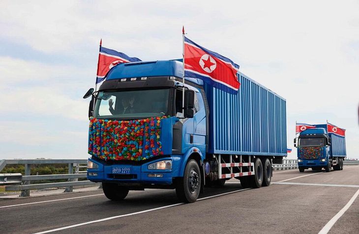 El nuevo paso fronterizo permitirá ampliar el transporte de mercancías entre ambos países. El nuevo paso fronterizo permitirá ampliar el transporte de mercancías entre ambos países.