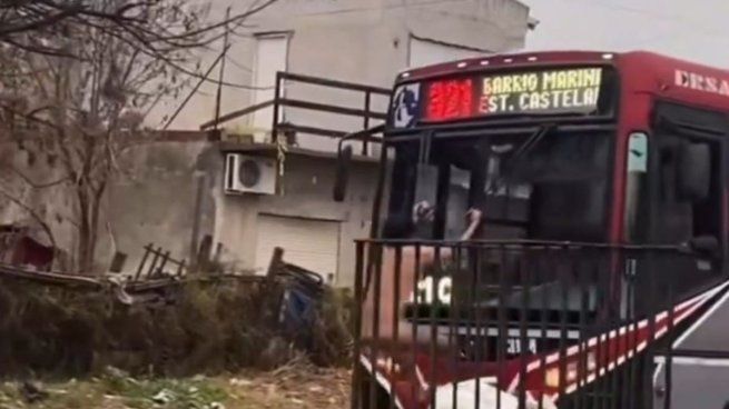 Un hombre desnudo se trepó a un colectivo en Merlo