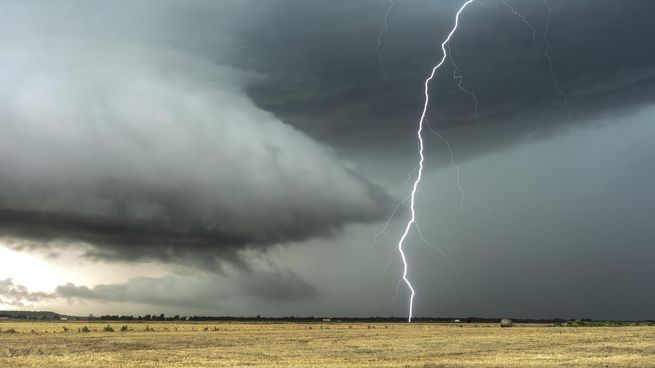 lightning-g35836ce2f_1920.jpg