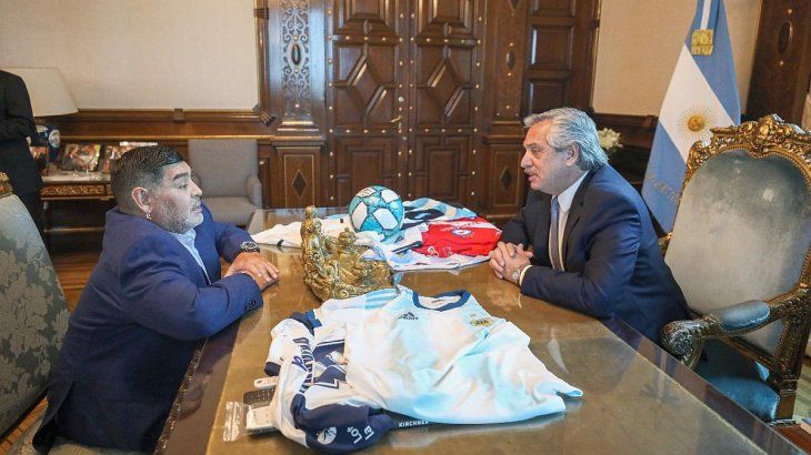 Tras el abrazo fraternal, ALberto Fernández y Diego Maradona se reuieron en el depacho presidencial.&nbsp;