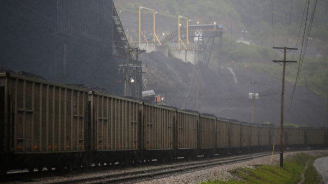 Preocupación por un tren de carga de azufre que descarrilló en Estados Unidos