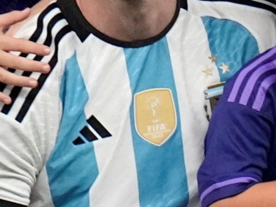 camiseta tres estrellas.webp
