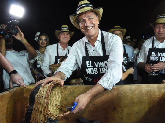 Festejos. Rodolfo Suarez, durante la tradicional cosecha en el Aeropuerto Internacional de Mendoza previa a la celebración final.