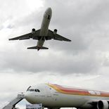 Bomberos y rescatistas trabajaron entre los escombros para asistir a las víctimas del derrumbe. Bomberos y rescatistas trabajaron entre los escombros para asistir a las víctimas del derrumbe.