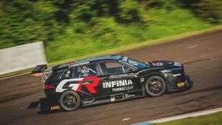 Emiliano Stang a bordo de su Toyota GR.