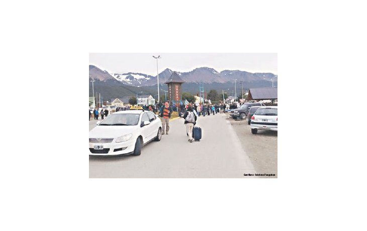 ámbito.com | La protesta gremial incluyó piquetes en la Ruta Nacional 3  y en el ingreso al Aeropuerto de Ushuaia, lo que generó caos en el movimiento turístico.