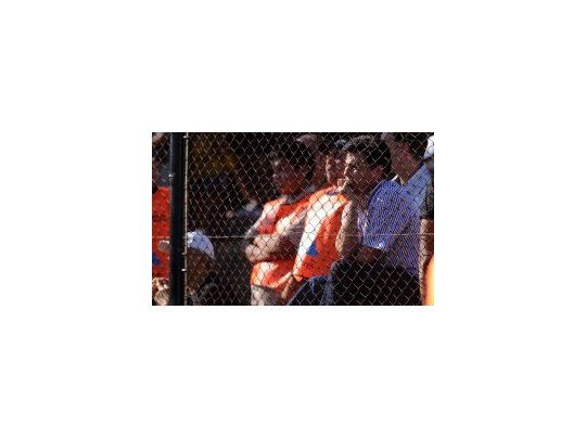 Encerrado. Daniel Passarella vivió el empate de River detrás de un alambrado.