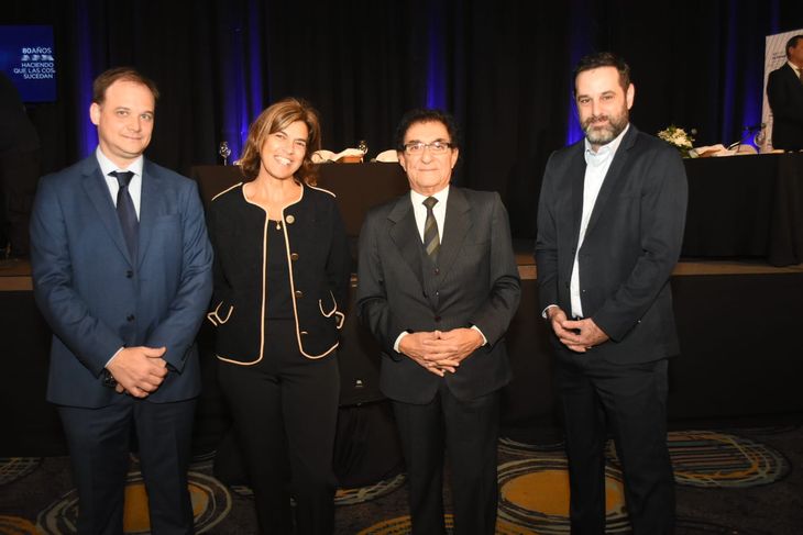 Eduardo Botinelli (Factum), Mariana Pomiés (Cifra) y Rafael Porzecanski (Opción), junto a Jorge Abuchalja, presidente de ADM. Eduardo Botinelli (Factum), Mariana Pomiés (Cifra) y Rafael Porzecanski (Opción), junto a Jorge Abuchalja, presidente de ADM.