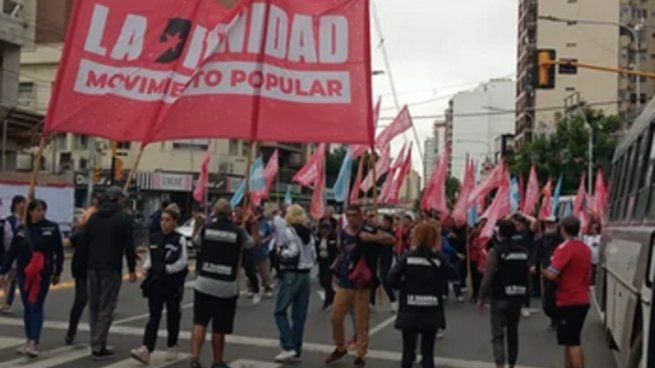 Hay tensión entre la Policía y los manifestantes que intentan cortar el Puente Pueyrredón