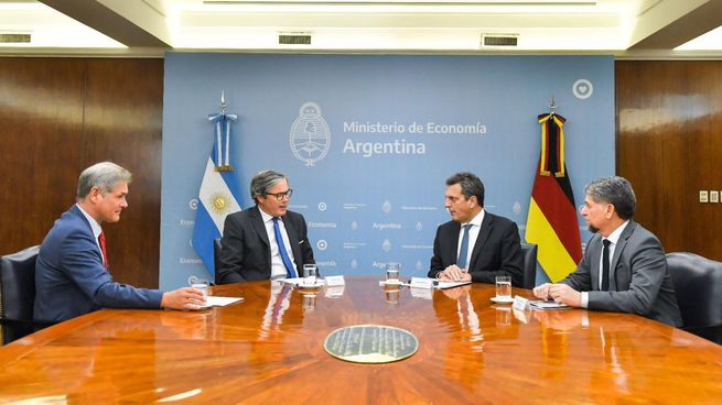 El Ministro de Economía, Sergio Massa junto al Embajador de la República Federal Alemana, Ulrich Sante.