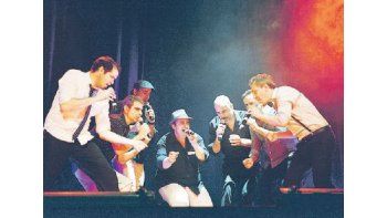 ámbito.com | Si bien el atractivo principal del grupo es la ejecución de canciones a capella, fueron siempre concientes de que no podían simplemente pararse sobre el escenario y cantar, sino que debían añadir otros elementos para ofrecer un show integral.