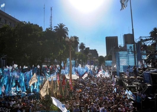 Miles de personas concurrieron al festival en Plaza de Mayo.