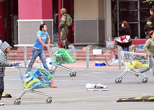 Tras los saqueos, Piñera pidió que las Fuerzas Armadas ayuden a restablecer el orden público (foto 1)