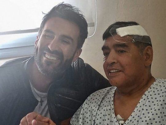 Leopoldo Luque junto a Diego Maradona tras la operación de hematoma subdural.