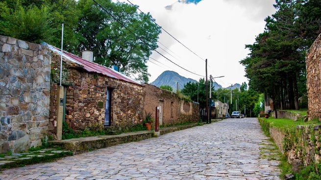 Un rincón escondido en las sierras de San Luis, donde la historia, la minería artesanal y la naturaleza atraen a miles en busca de algo distinto.