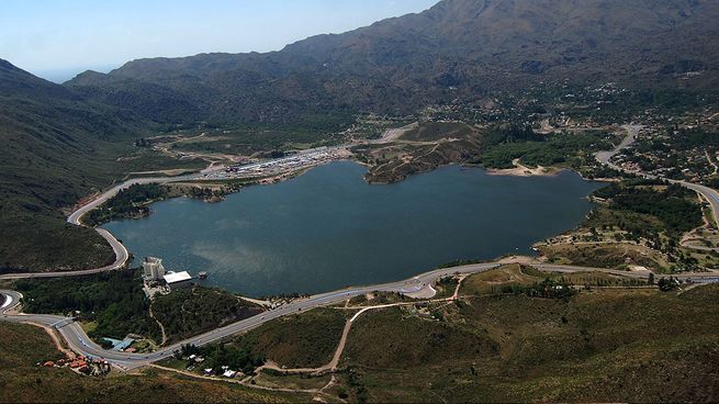 Su lago atrae a miles de personas que buscan disfrutar de un turismo natural y tranquilo.