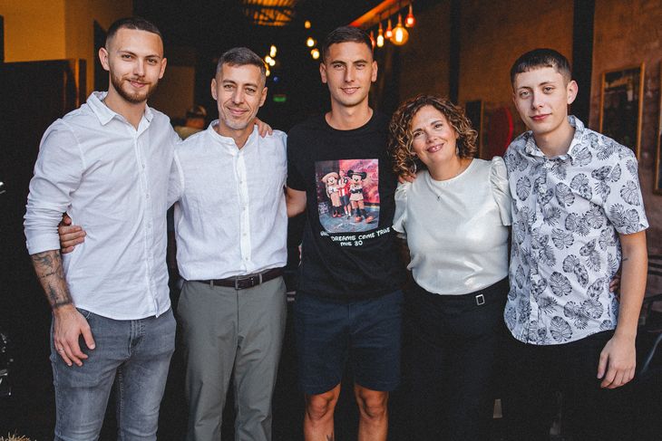 Trabajo, familia y continuidad. Jorge Soto con sus hijos Mateo, Tadeo y Martín y su esposa, en una empresa donde el proyecto familiar se vive puertas adentro y afuera. Trabajo, familia y continuidad. Jorge Soto con sus hijos Mateo, Tadeo y Martín y su esposa, en una empresa donde el proyecto familiar se vive puertas adentro y afuera.