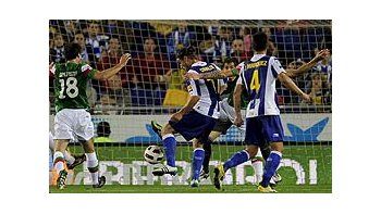 Daniel Osvaldo define de zurda y marca para Espanyol.