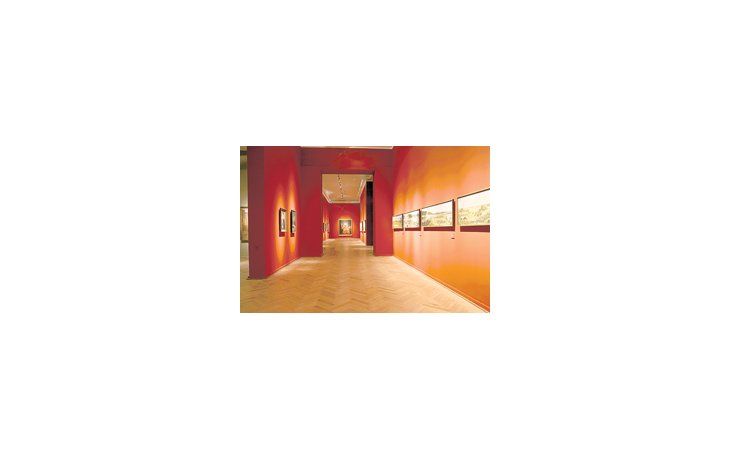 Al entrar al «nuevo» Museo de Bellas Artes se divisa este largo corredor rojo sangre, que culmina con el retrato de Manuelita Rosas pintado por Prilidiano Pueyrredón. Las salas que se abren a esa galería también exhiben arte argentino de fines del siglo XIX y principios del XX.