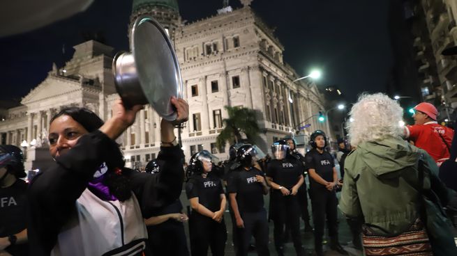 Cacerolazo en el Congreso en repudio a la represión contra los jubilados.