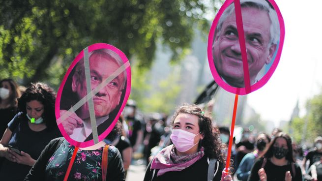 REPUDIO. Santiago fue escenario de protestas contra el presidente Sebastián Piñera.