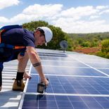La instalación de sistemas fotovoltaicos permite a las viviendas reducir su dependencia de la red y avanzar hacia un balance energético propio La instalación de sistemas fotovoltaicos permite a las viviendas reducir su dependencia de la red y avanzar hacia un balance energético propio