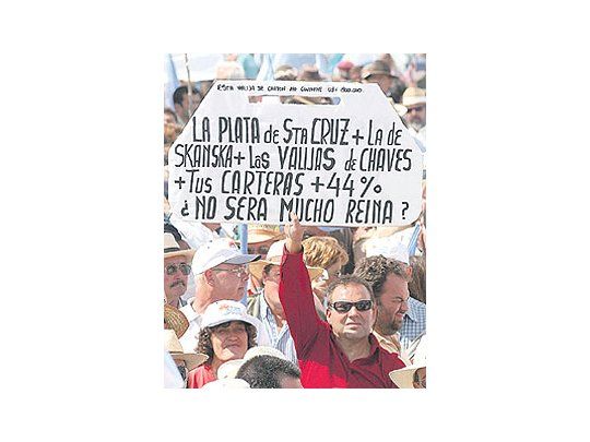 Los productores alzan carteles contra la presidente Cristina de Kirchner. Uno de los más significativos hace alusión a los hechos de currupción.