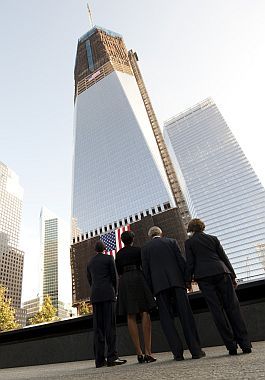 Barack Obama y George W. Bush frente al Nuevo edificio que se construye en la Zona Cero.