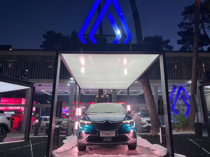 El nuevo híbrido Arkana, en el stand de Renault en Cariló.