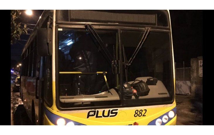 Según detallaron los testigos, el hecho ocurrió cuando dos personas, que subieron al colectivo en Plaza Miserere, empezaron a robarle a los pasajeros, sin percatarse que en la unidad viajaba una policía de civil.
