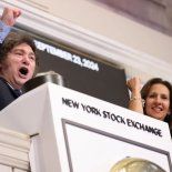 El índice S&P Merval de la Bolsa de Comercio de Buenos Aires medido en dólares está rondando los 1900 puntos, cuando el viernes preelectoral había cerrado en 1325, una suba de alrededor del 43%. El índice S&P Merval de la Bolsa de Comercio de Buenos Aires medido en dólares está rondando los 1900 puntos, cuando el viernes preelectoral había cerrado en 1325, una suba de alrededor del 43%.