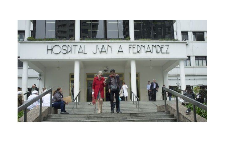 Los jóvenes hospitalizados en el Fernández están “estables”, aunque continúan en terapia intensiva