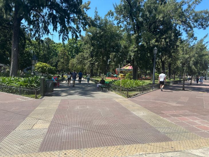 La plaza Arenales, el corazón de Devoto: está delimitada por las calles Bahía Blanca, Mercedes, Nueva York y Pareja. Asimismo, se sitúa en el camino de las avenidas Chivilcoy, Salvador María del Carril, Lincoln y Fernández de Enciso La plaza Arenales, el corazón de Devoto: está delimitada por las calles Bahía Blanca, Mercedes, Nueva York y Pareja. Asimismo, se sitúa en el camino de las avenidas Chivilcoy, Salvador María del Carril, Lincoln y Fernández de Enciso