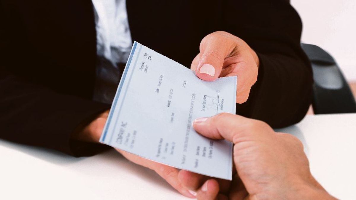 ¿Fin de los cheques físicos? La medida que evalúa el BCRA podría asestar un golpe duro a la economía informal