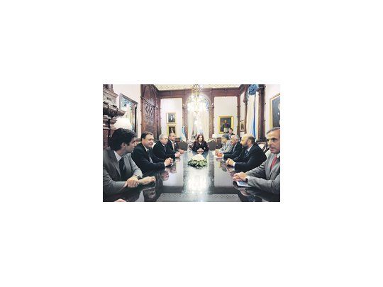 Cristina de Kirchner ayer con gobernadores de provincias petroleras. Prometió definiciones sobre YPF la semana que viene y les pidió prudencia en las declaraciones.